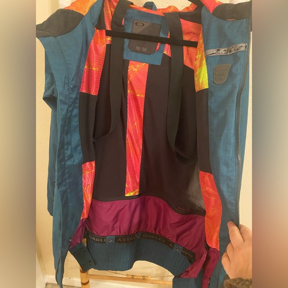 Oakley snow/ski jacket with faux fur trimmed hood in size medium. - Picture 9 of 9